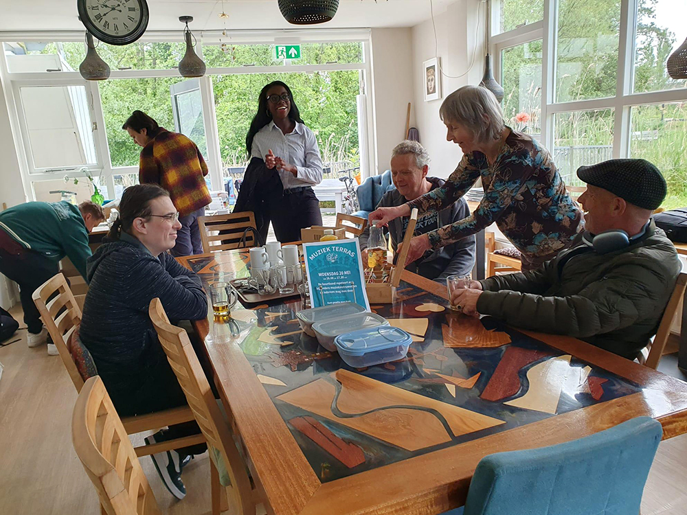 Het is gezellig bij de ontbijttafel. Foto: Thuy An Nguyen.