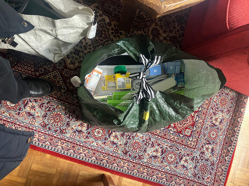 Een tas vol met energiebesparende middelen brengen we mee voor ieder huishouden. Foto: Aditi Chitnis.